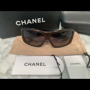 AUTHENTIC CHANEL Sunglasses w/case